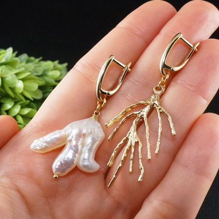 Серьги Асимметричные золотые с белым барочным Жемчугом Веточка
