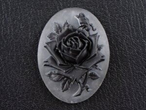 Камея Черная роза на хрустальном, 30х40мм (пластик) 1шт.