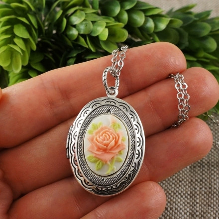 Медальон Камея Роза розовая на белом antique silver